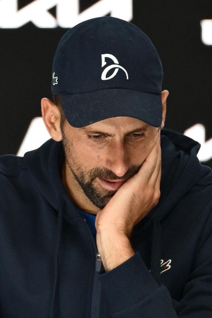 爱游戏官网-德约科维奇在比赛中受伤退赛，羽毛球队主帅表示担忧